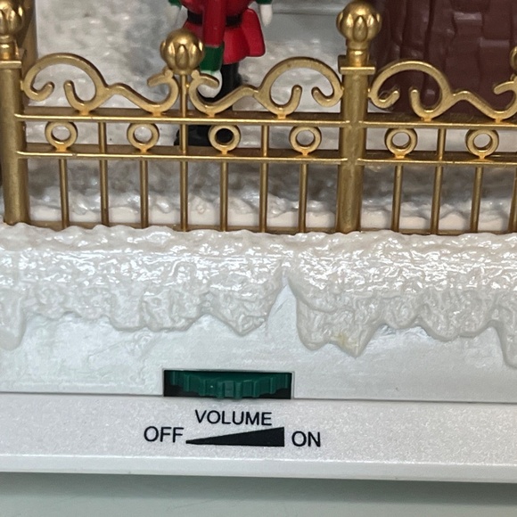 Maisto Evergreen Sentry 1995 Animated Illuminated Musical Tree Santa NIB 12” - Picture 13 of 16